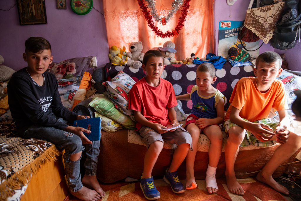 O familie din Dâmbovița crește cinci băieți într-o casă gata să cadă. În pandemie, școală face unul singur, de pe telefonul lu’ mami