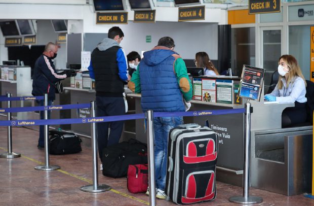 O femeie a spart o cutie de donații de pe aeroportul din Timișoara, ca să-și plătească taxa de bagaj suplimentar