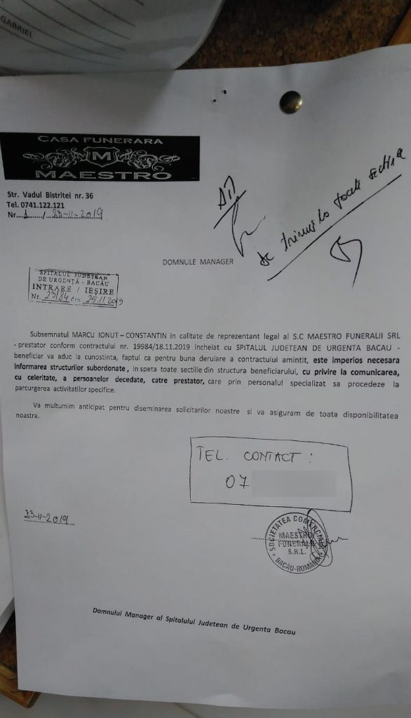 Spitalul Județean Bacău a dat exclusivitate unei firme de pompe funebre pe înmormântările COVID-19. Rudele decedaților, puse să plătească costumele de protecție ale angajaților