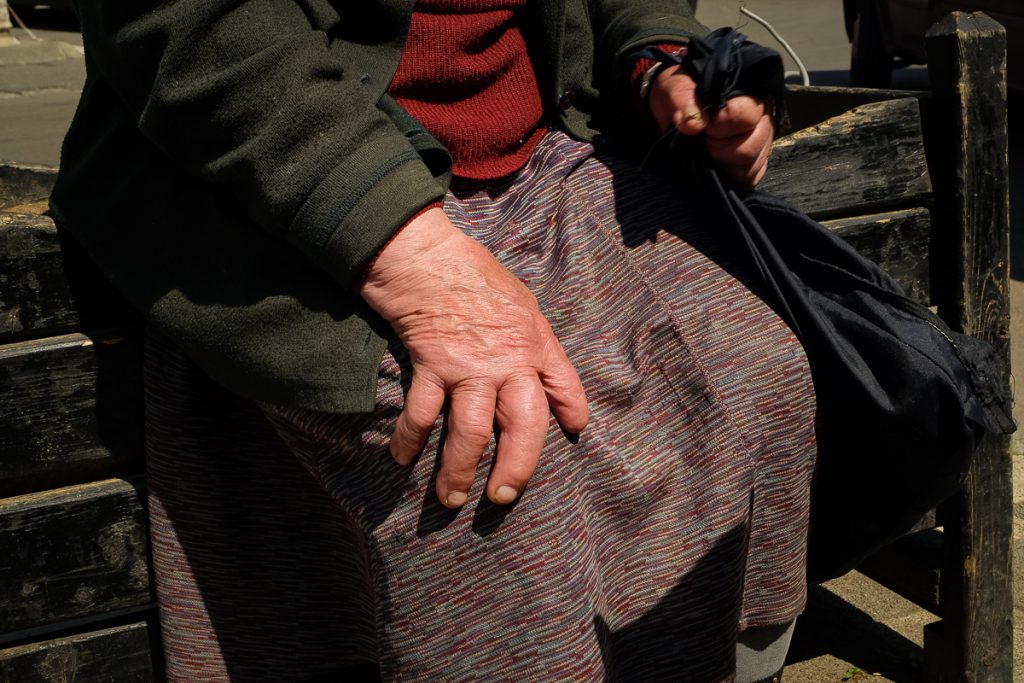 La sat ori la oraș, bătrânii din România sunt și mai singuri în pandemie. “N-am pe nime, eu și Dumnezău”