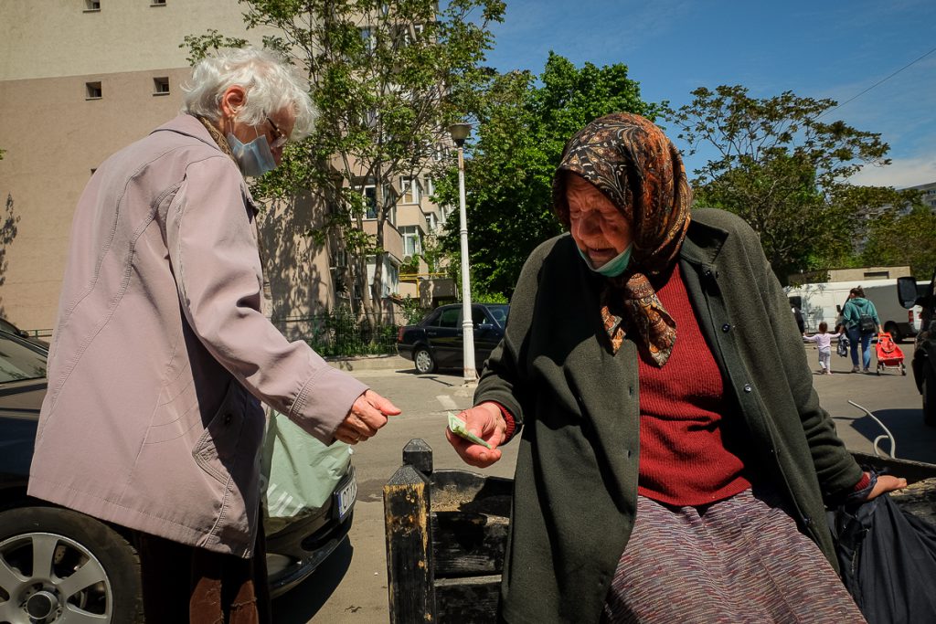 La sat ori la oraș, bătrânii din România sunt și mai singuri în pandemie. “N-am pe nime, eu și Dumnezău”