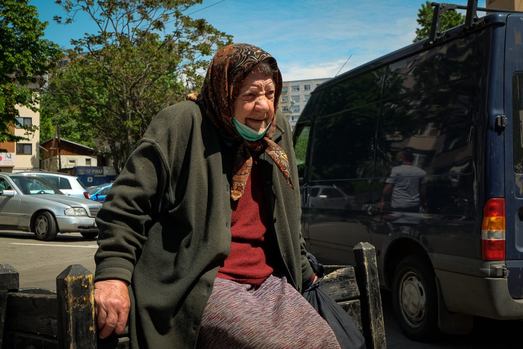 La sat ori la oraș, bătrânii din România sunt și mai singuri în pandemie. “N-am pe nime, eu și Dumnezău”