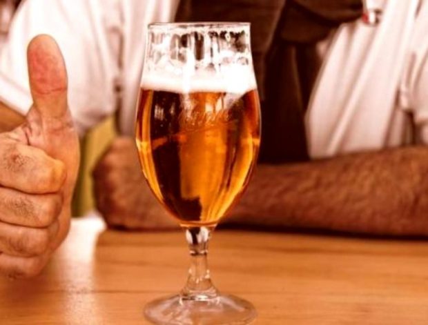 Un bărbat, care a murit în urmă cu 6 ani, i-a lăsat 10 dolari fiului pentru a-și cumpăra prima bere la vârsta majoratului