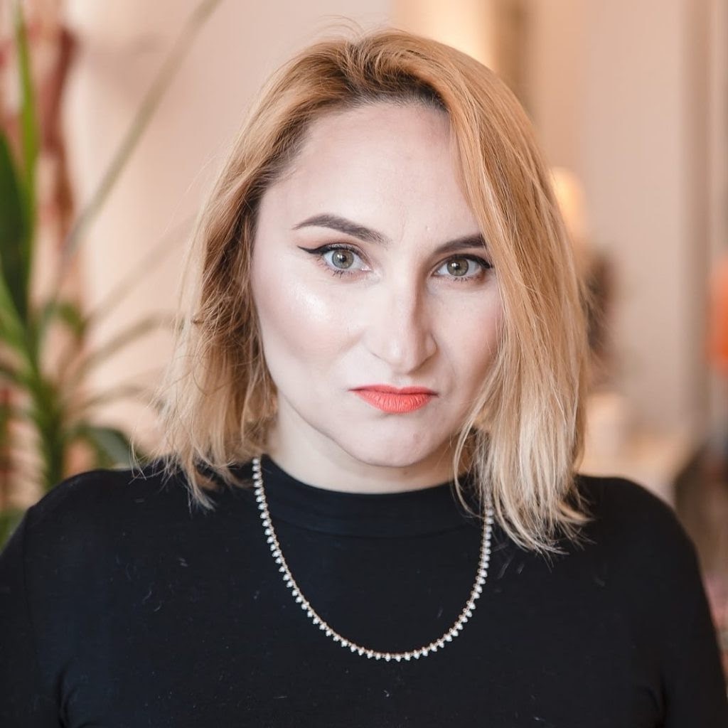 O asistentă medicală romă și încă patru profesioniști din aceeași etnie își povestesc munca și viața din pandemie. „Eram mică, neagră și urâtă, dar m-am autodepășit”