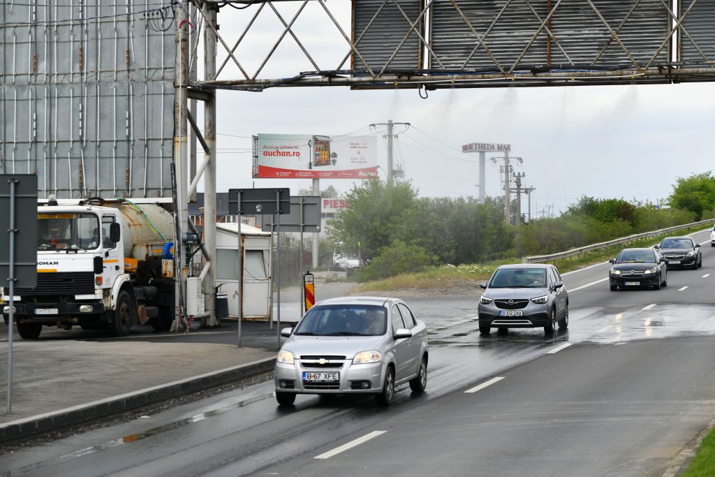 Mașinile care vin din provincie trec printr-o poartă de dezinfectant la intrarea în București dinspre autostrada A1