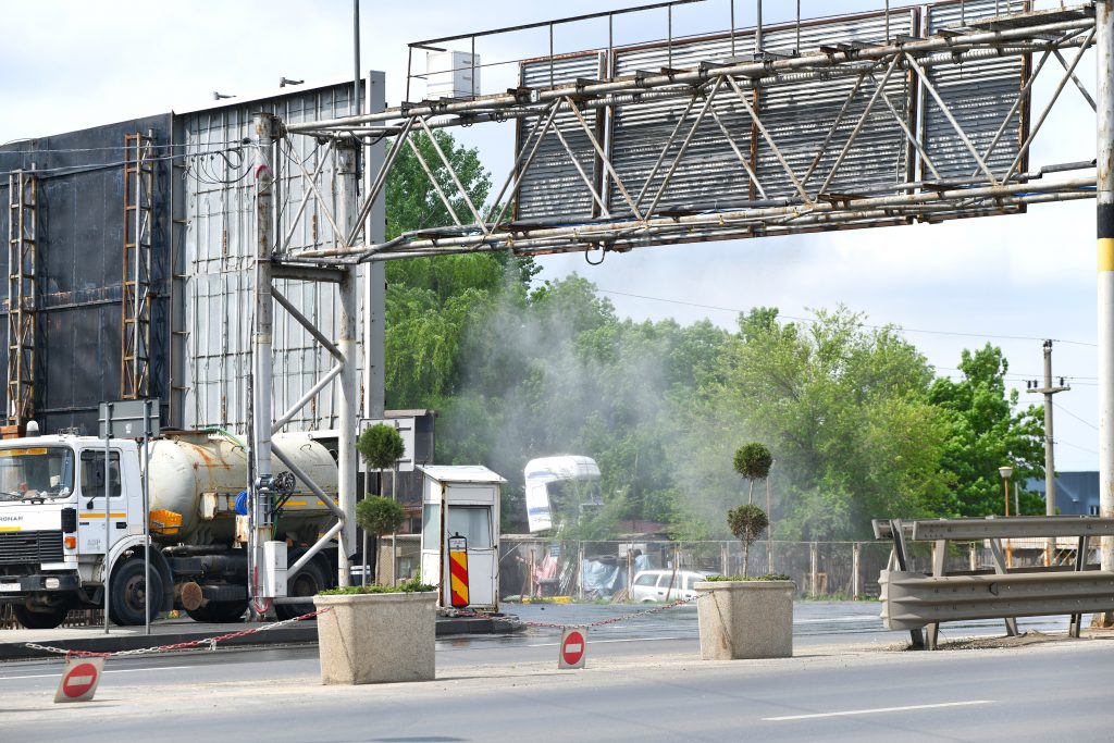 Mașinile care vin din provincie trec printr-o poartă de dezinfectant la intrarea în București dinspre autostrada A1
