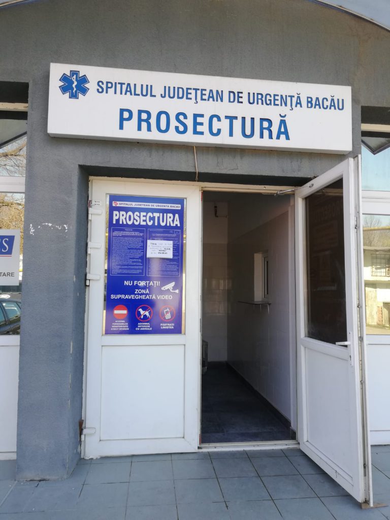 Spitalul Județean Bacău a dat exclusivitate unei firme de pompe funebre pe înmormântările COVID-19. Rudele decedaților, puse să plătească costumele de protecție ale angajaților