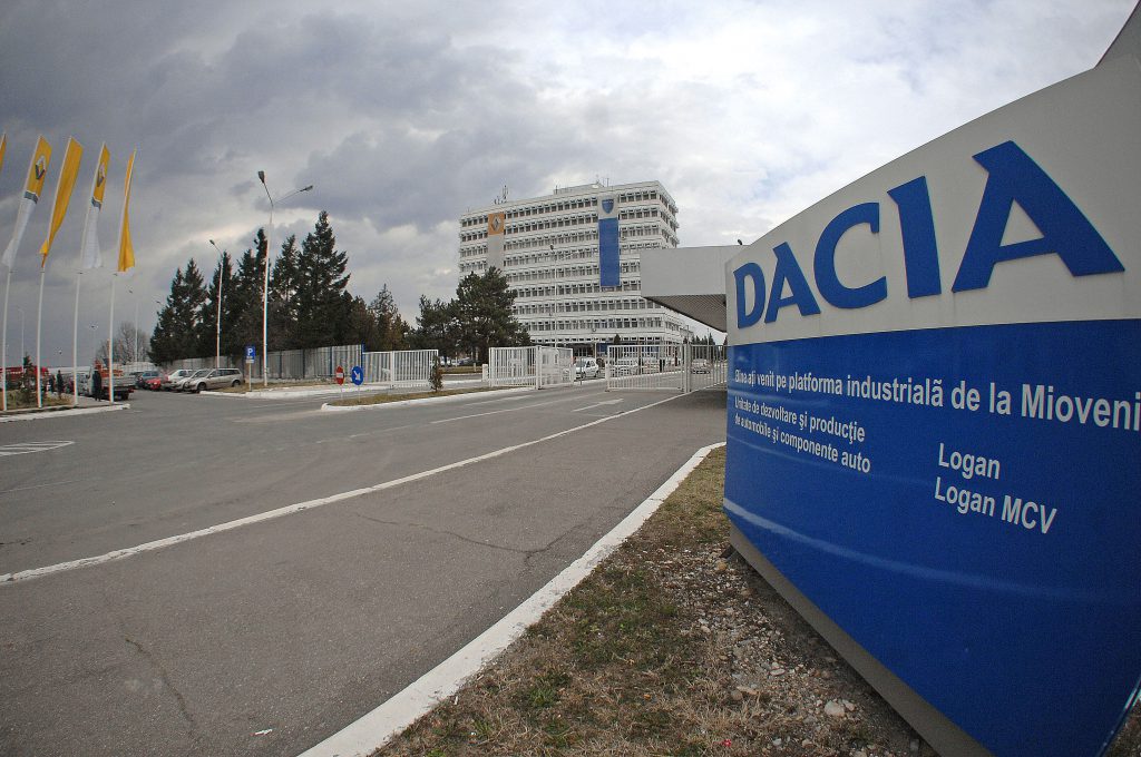 Uzina Dacia produce la 67 % din capacitate, la zece zile de la reluarea lucrului