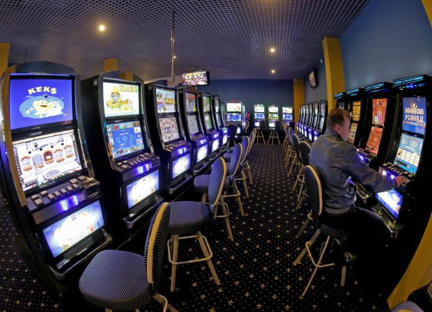 Jaf la două săli de jocuri de noroc din Constanța. Patru persoane, cercetate după ce au furat aproape 20.000 de lei