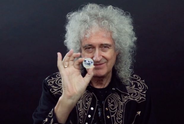 Imagine Stire Brian May, fostul chitarist al trupei Queen, spitalizat după un accident în grădină | 2review.ro