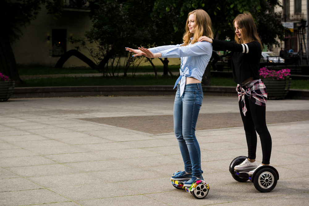 Ce este hoverboard si um functioneaza- imagine a doua tinere pe hoverboard