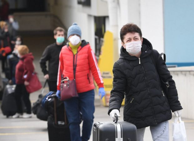 Români care muncesc „în afară” spun cum e să nu ajungă acasă de sărbători. „Ne consolăm că le-am oferit celor dragi un Crăciun îmbelșugat”