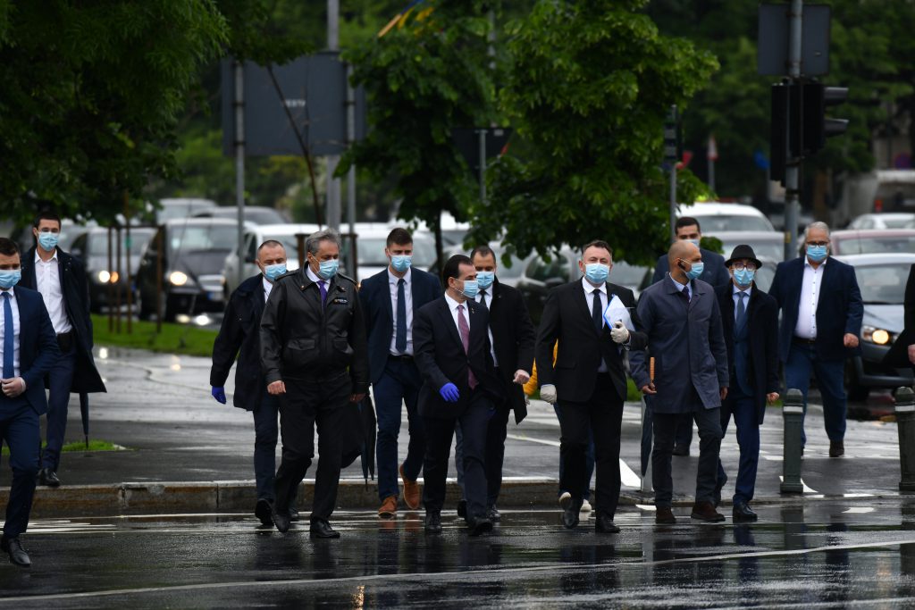 Minciuni guvernamentale COVID-19. Deși premierul Orban a negat în conferință de presă, Ministerul Sănătății a dedicat o licitație propriei companii, Unifarm