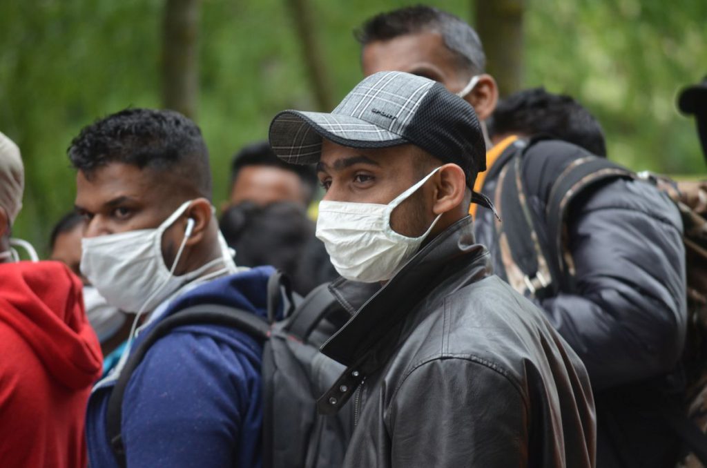 Saga umilinței. 36 de muncitori srilankezi, concediați de la o fabrică din Botoșani, au fost abandonați pe Otopeni, după ce au fost plimbați opt ore cu autocarul. „Nu-i treaba noastră că s-a închis aeroportul din Sri Lanka”