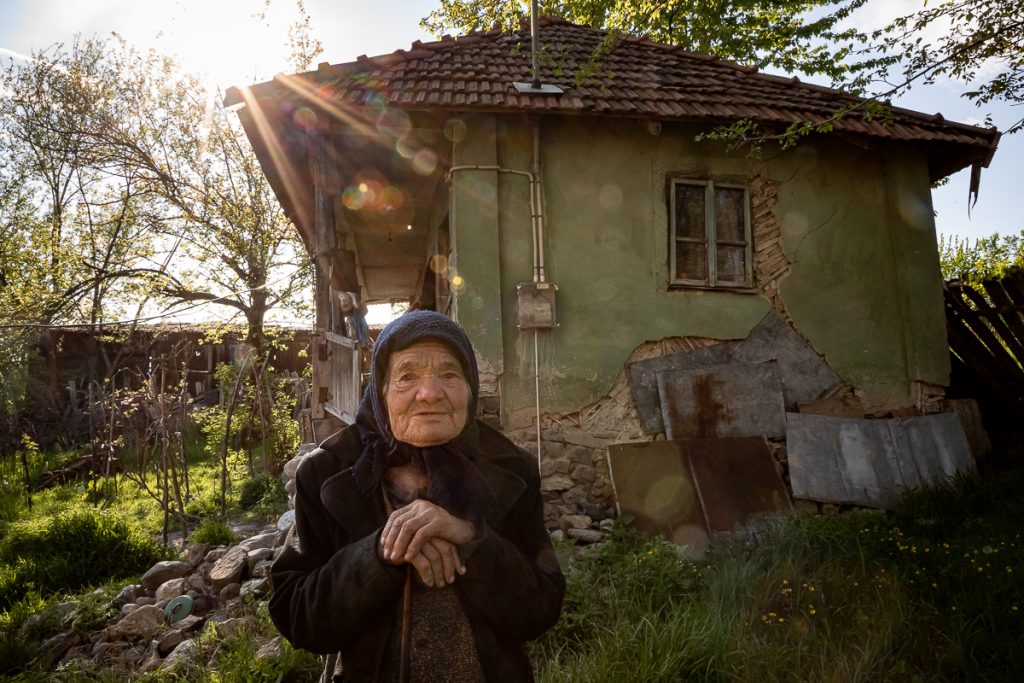 La sat ori la oraș, bătrânii din România sunt și mai singuri în pandemie. “N-am pe nime, eu și Dumnezău”