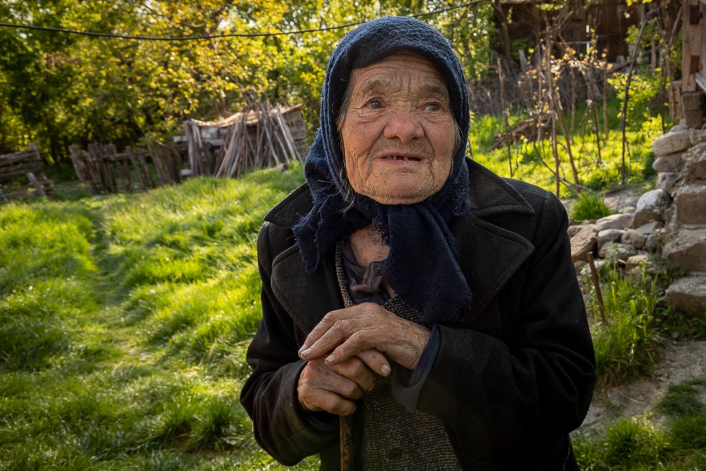 La sat ori la oraș, bătrânii din România sunt și mai singuri în pandemie. “N-am pe nime, eu și Dumnezău”
