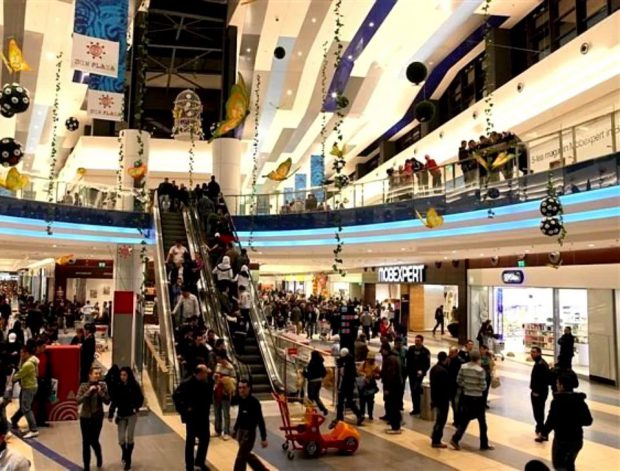 Mall-ul Sun Plaza din sudul Bucureștiului, evacuat în urma unei amenințări false cu bombă. Erau mii de oameni la cumpărături