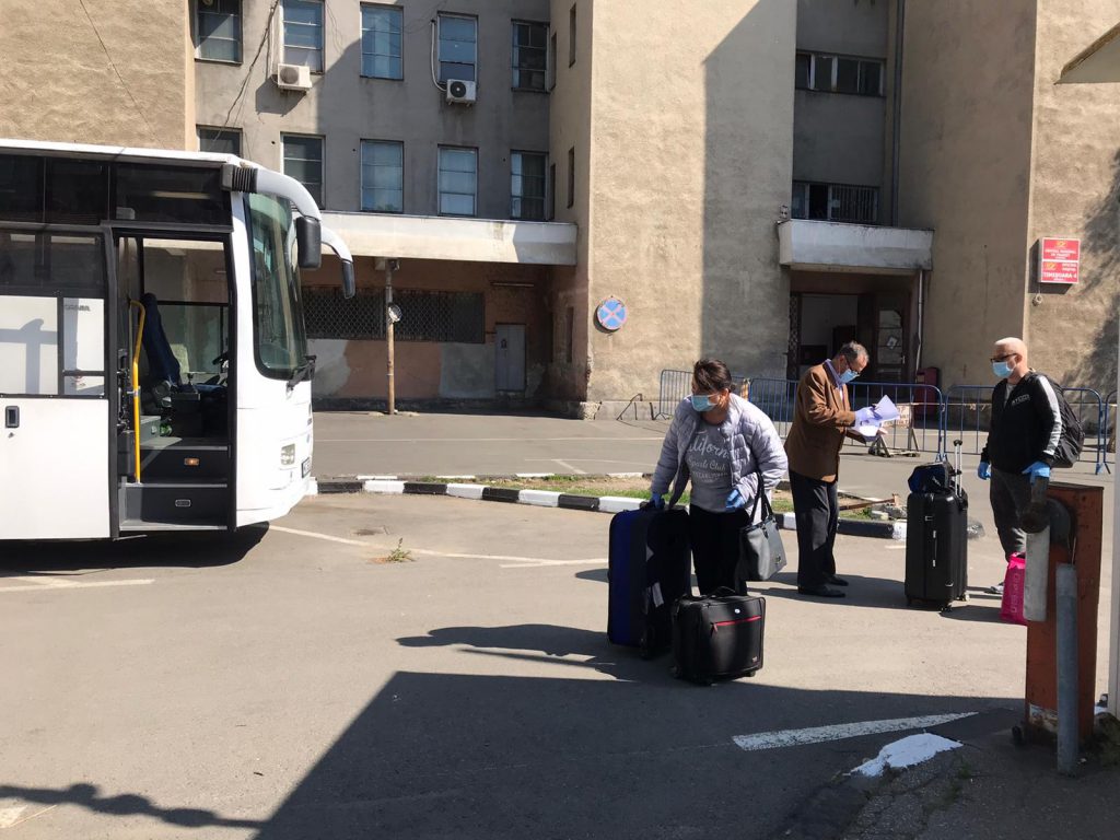 Primul tren cu îngrijitoare românce plecate la muncă în Austria a ajuns la Timișoara. Toate intră în carantină