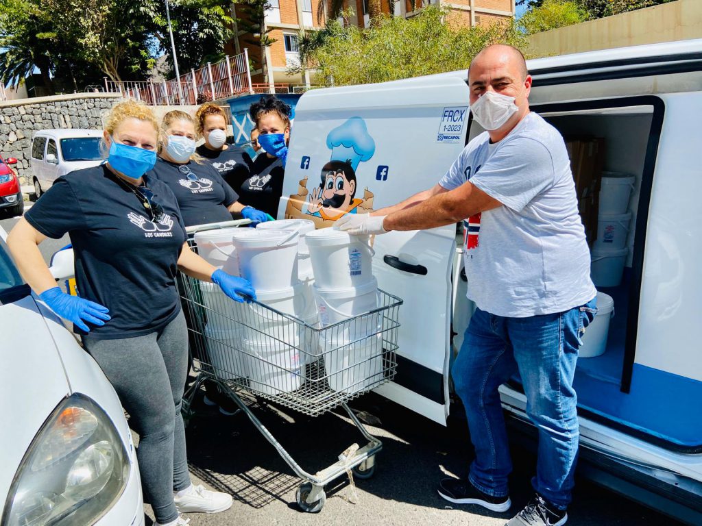 Patronul român al unui restaurant din Canare a mobilizat o comunitate să-i hrănească pe cei nevoiași, după ce și-a pierdut afacerea: “Vremuri proaste pentru afaceri, vremuri bune pentru a fi solidari”