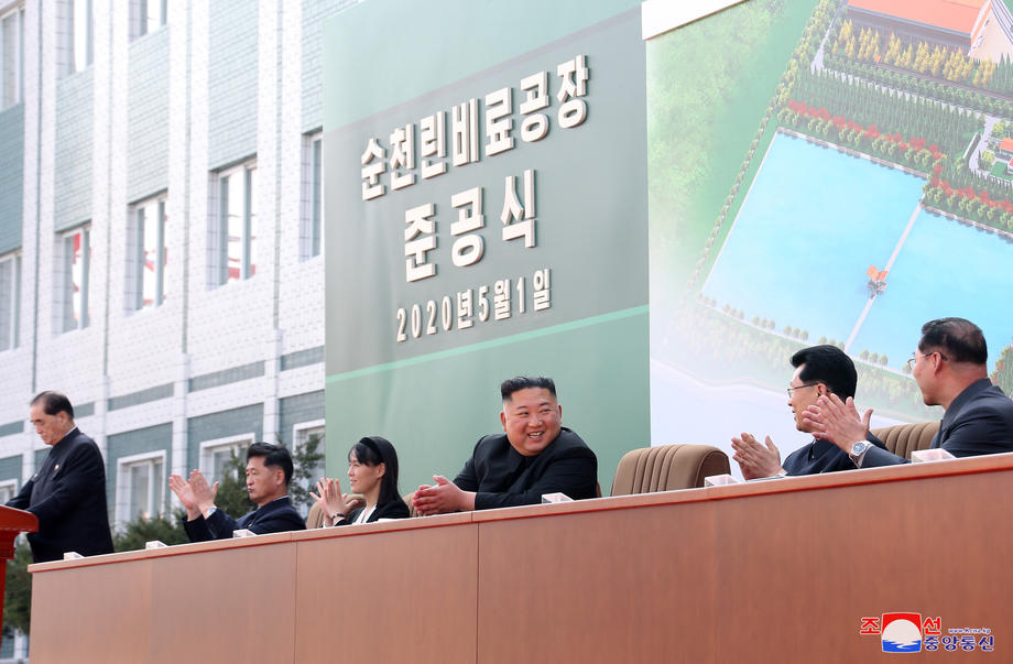 Primele imagini cu Kim Jong-un, publicate în presa nord-coreeană. Liderul de la Phenian a apărut în public, după trei săptămâni de absență