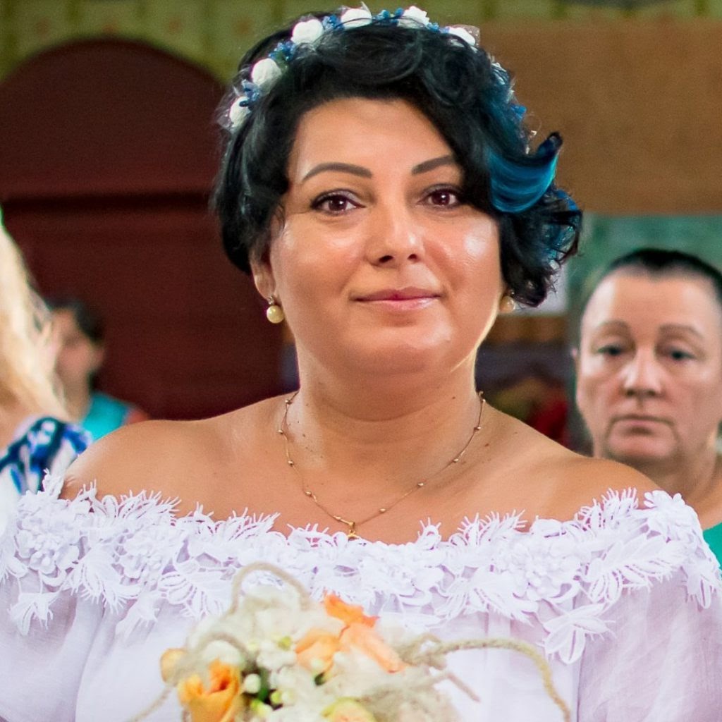 O asistentă medicală romă și încă patru profesioniști din aceeași etnie își povestesc munca și viața din pandemie. „Eram mică, neagră și urâtă, dar m-am autodepășit”