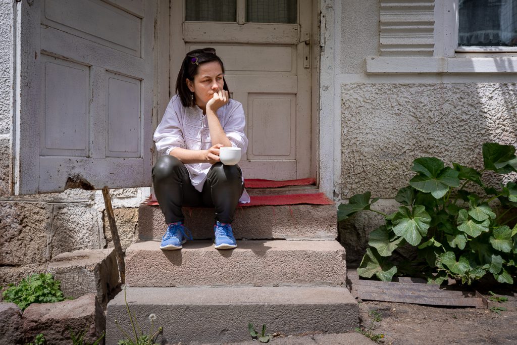Lovită de o boală rară, o violonistă de 36 de ani din Covasna a uitat aproape totul, mai puțin muzica. “A uitat să plângă. Când o doare ceva, i se umplu ochii de lacrimi, dar râde”