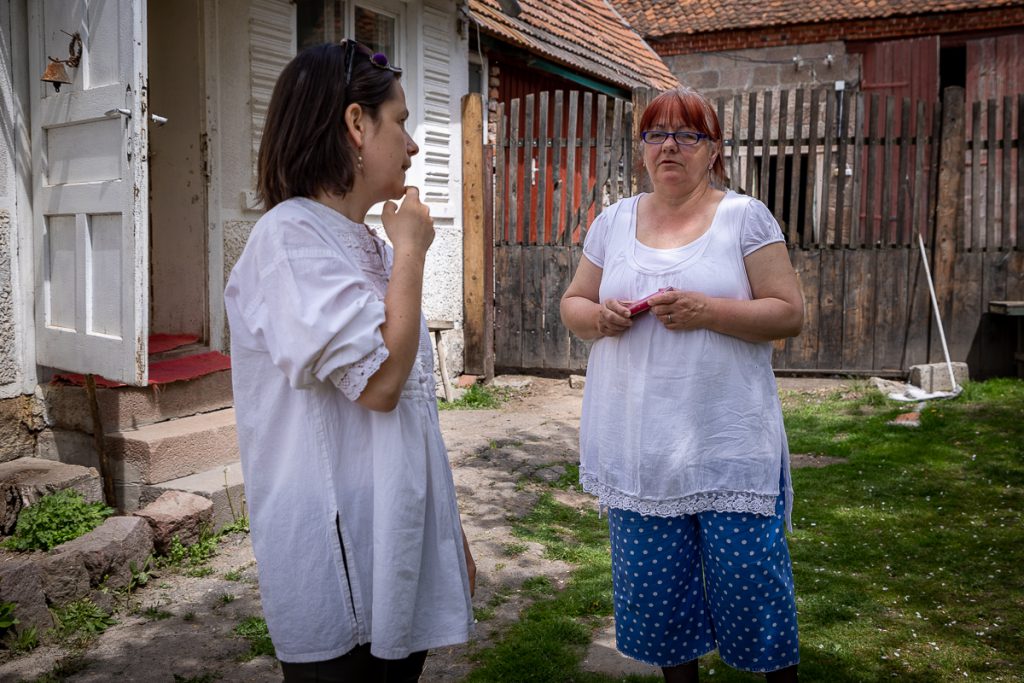 Lovită de o boală rară, o violonistă de 36 de ani din Covasna a uitat aproape totul, mai puțin muzica. “A uitat să plângă. Când o doare ceva, i se umplu ochii de lacrimi, dar râde”