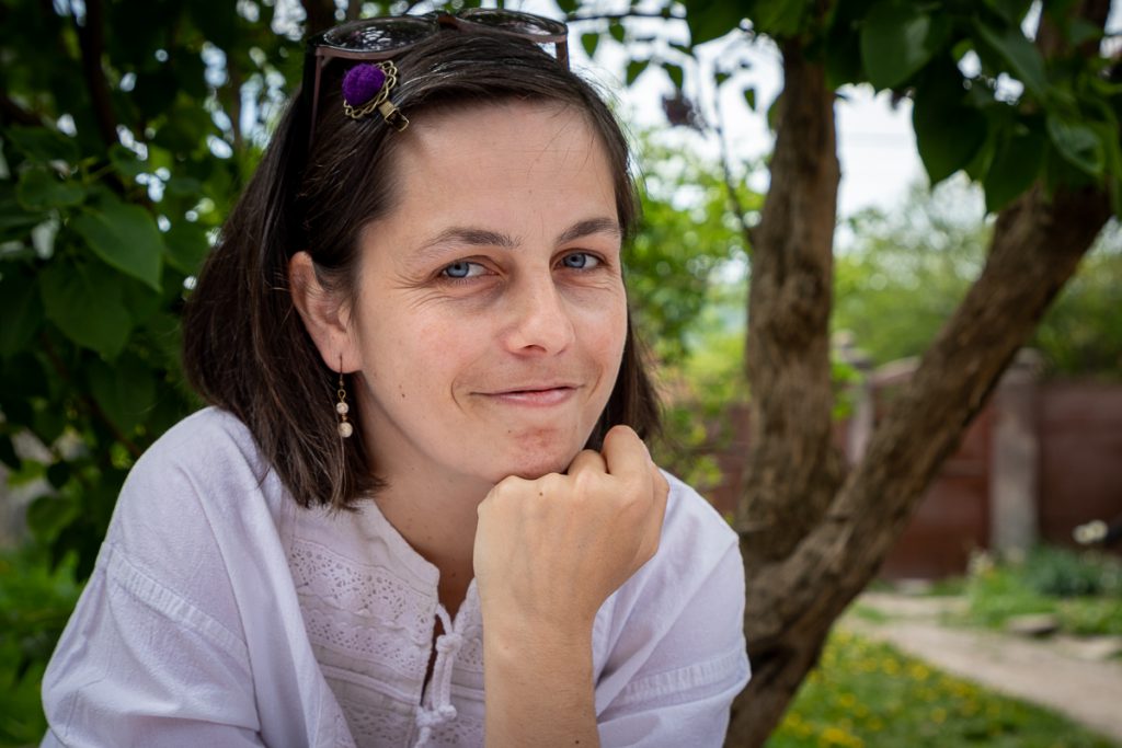 Lovită de o boală rară, o violonistă de 36 de ani din Covasna a uitat aproape totul, mai puțin muzica. “A uitat să plângă. Când o doare ceva, i se umplu ochii de lacrimi, dar râde”