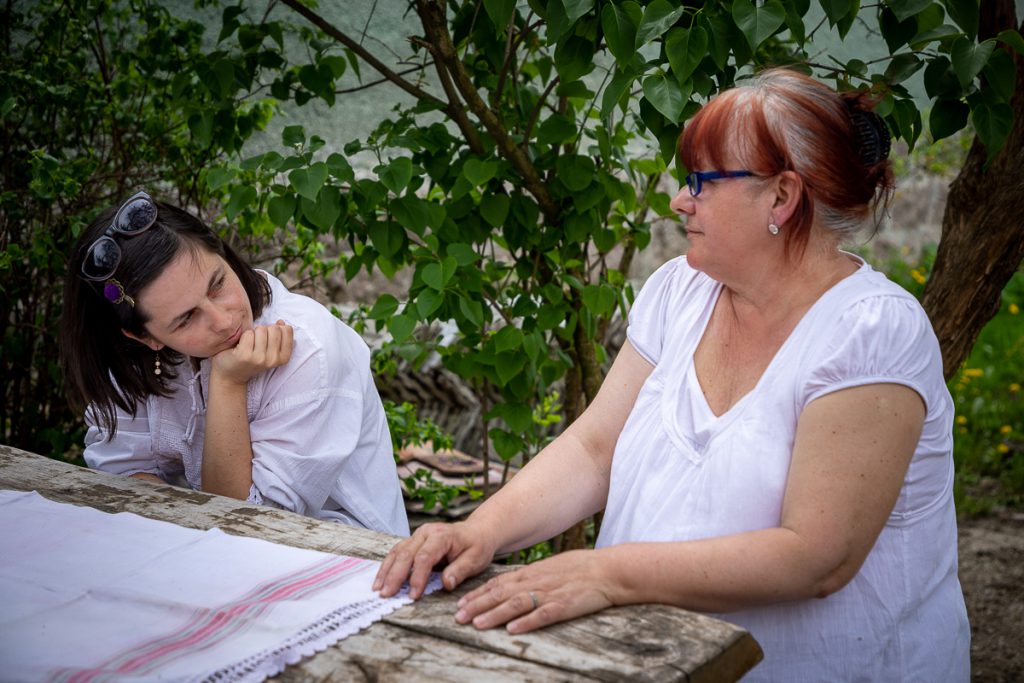 Lovită de o boală rară, o violonistă de 36 de ani din Covasna a uitat aproape totul, mai puțin muzica. “A uitat să plângă. Când o doare ceva, i se umplu ochii de lacrimi, dar râde”