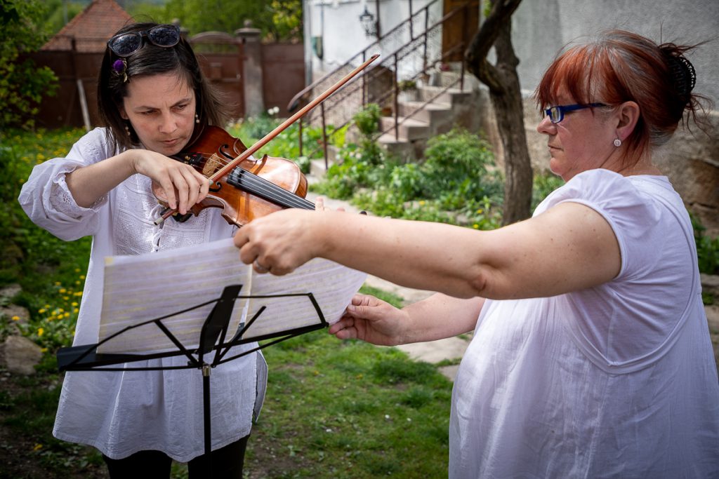 Lovită de o boală rară, o violonistă de 36 de ani din Covasna a uitat aproape totul, mai puțin muzica. “A uitat să plângă. Când o doare ceva, i se umplu ochii de lacrimi, dar râde”