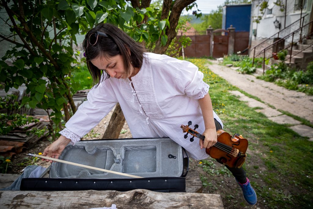 Lovită de o boală rară, o violonistă de 36 de ani din Covasna a uitat aproape totul, mai puțin muzica. “A uitat să plângă. Când o doare ceva, i se umplu ochii de lacrimi, dar râde”