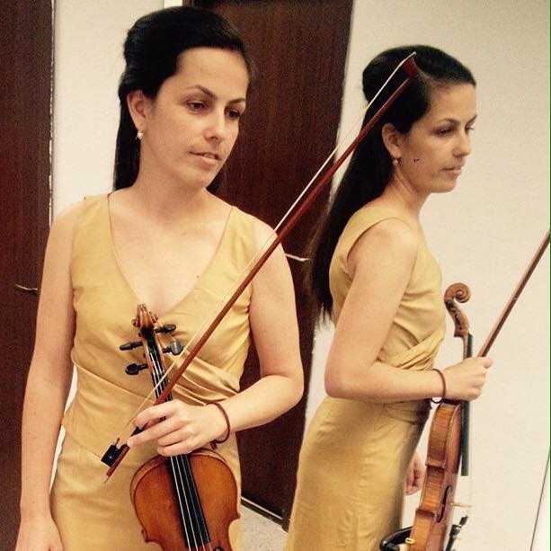 Lovită de o boală rară, o violonistă de 36 de ani din Covasna a uitat aproape totul, mai puțin muzica. “A uitat să plângă. Când o doare ceva, i se umplu ochii de lacrimi, dar râde”