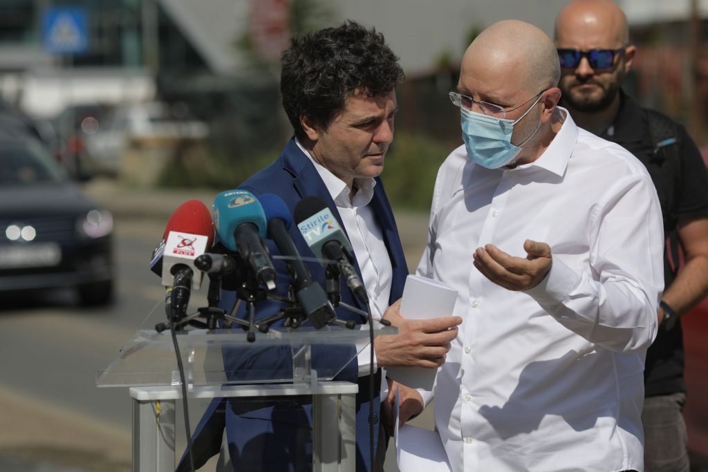 Conferință de presă cu scandal. Nicușor Dan și viceprimarul Bădulescu s-au îmbrâncit: “Eşti mână în mână cu mafia PNL” vs. “Du-te, domnule, de aici!”