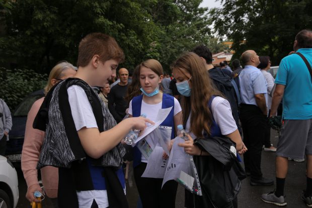 70% dintre elevi nu se simt pregătiți pentru examene și mulți sunt epuizați și triști. „Avem miliarde de teme. Nu simt că trăiesc”