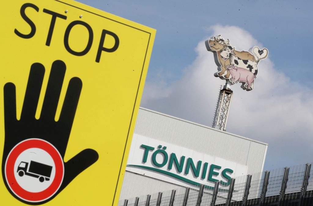 Deutsche Welle: Zvonuri legate de vânzarea gigantului Tonnies, în abatoarele căruia lucrează mii de români din Germania