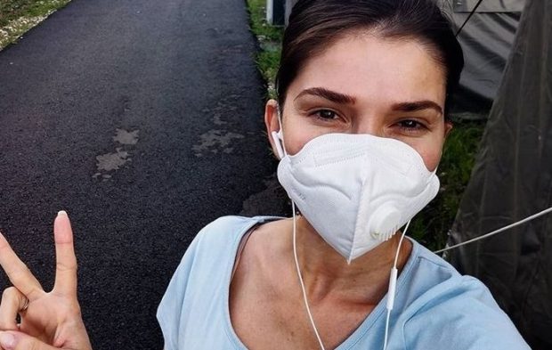 Imagine Stire Alina Pușcaș, răsfățată de soț pe patul de spital. Prezentatoarea tv a fost infectată cu COVID | 2review.ro