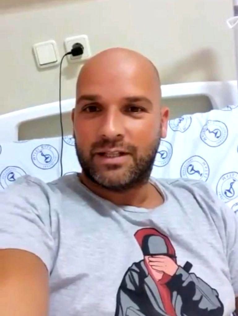 Soția lui Andrei Ștefănescu le-a răspuns celor care i-au adus critici artistului, după ce s-a infectat cu COVID. “Vă lămuresc eu de ce și-a pupat copilul”