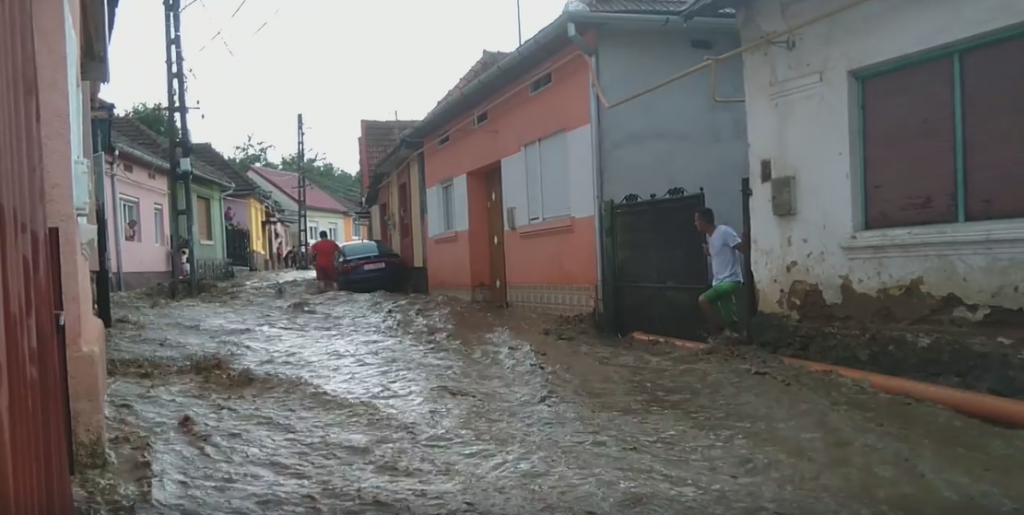 VIDEO |  Vremea a făcut prăpăd în Timiș și Caraș-Severin. Acoperișuri smulse de vânt, case distruse și străzi inundate