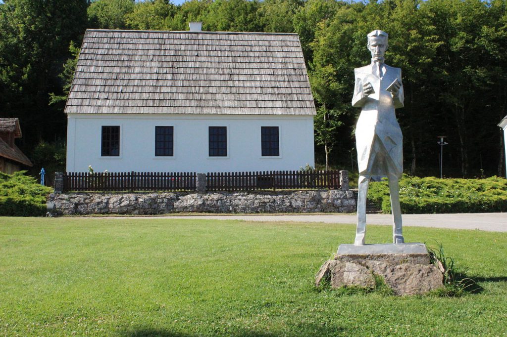 Casa Memorială și sculptura Nikola Tesla (Similjan, Croația)