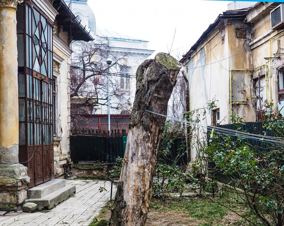 EXCLUSIV | Viceprimarul PSD Aurelian Bădulescu, surprins în fața unui bloc căruia i-a dat personal autorizație să fie ridicat la 4 metri de un monument istoric! Întâi a negat că e el, apoi a recunoscut!