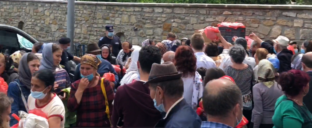 VIDEO | Mii de oameni, la pelerinajul Sfântului Ioan cel Nou din Suceava. Preoții și credincioșii au renunțat la măștile de protecție în cel mai mare focar de COVID din România