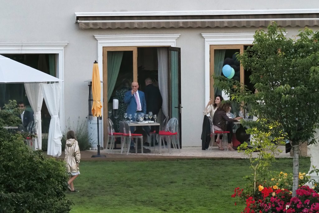 IMAGINI CU DRONA. Europarlamentarul PNL Rareș Bogdan a aniversat ziua fiicei cu 100 de oameni care au petrecut înăuntru la un restaurant din Cluj, împotriva legii!