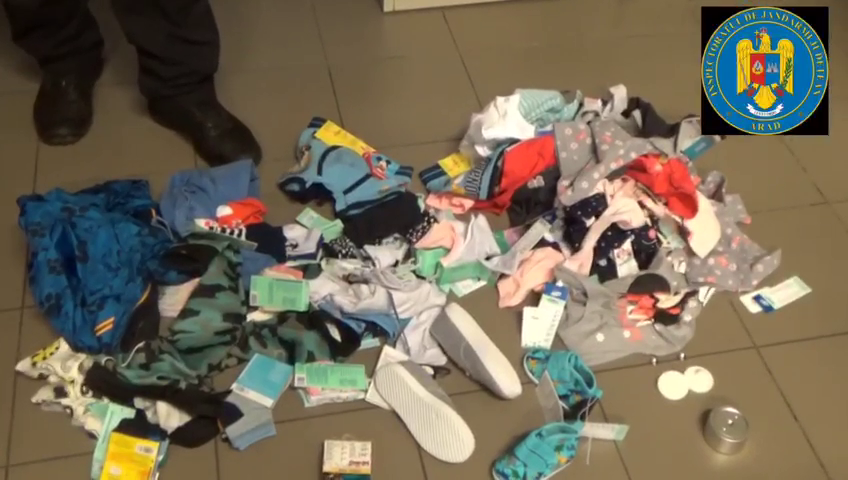 FOTO | Femeie prinsă la furat în prima zi de la deschiderea mall-urilor, în Arad. Dispozitivul special pe care l-a folosit