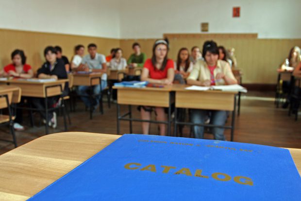 Provocarea lansată de Cîmpeanu pentru a stopa „goana după note”: Calificative, în loc de note, la discipline precum muzica și desen, la gimnaziu