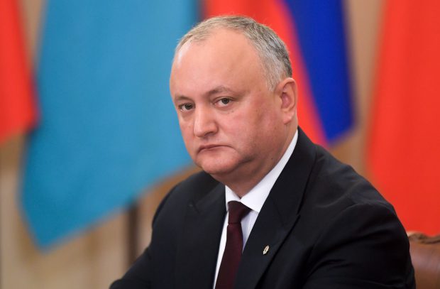 Sputnik în limba română scrie că „Moldova trebuie să rămână neutră în situația actuală”, citând un politolog susținător al lui Dodon