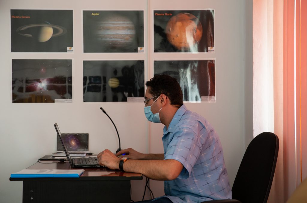 Tânărul astronom Ciprian Vîntdevară a dat unei stele numele Bârladului și îi învaţă pe copii să privească cerul: “Măcar au văzut că mai este ceva dincolo de satul lor”