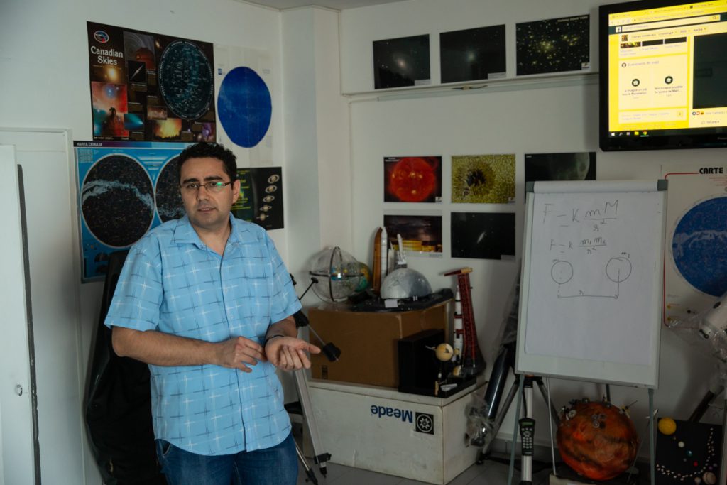 Tânărul astronom Ciprian Vîntdevară a dat unei stele numele Bârladului și îi învaţă pe copii să privească cerul: “Măcar au văzut că mai este ceva dincolo de satul lor”