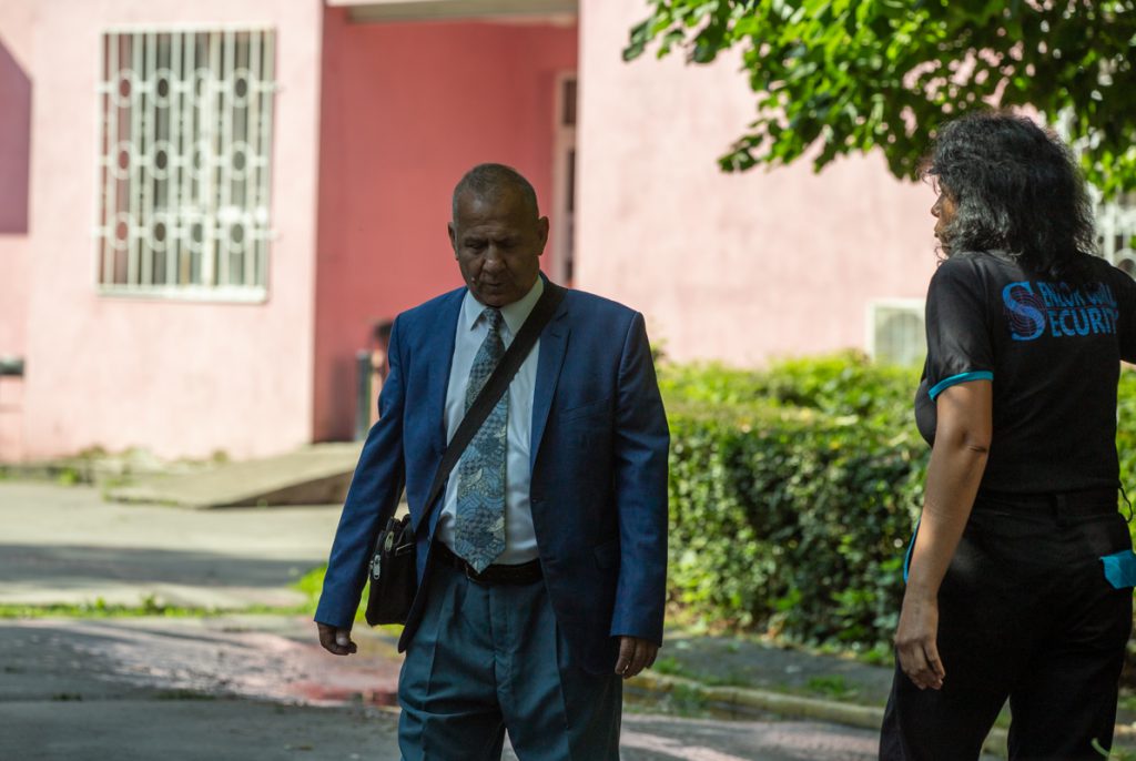 Un ofițer de serviciu secret, ajuns șef în Primăria Sectorului 4, a mutat bătrânii dintr-un centru de stat într-un azil privat deținut de o inculpată în dosarul decontărilor fictive de îngrijiri de la Casa de Asigurări de Sănătate!