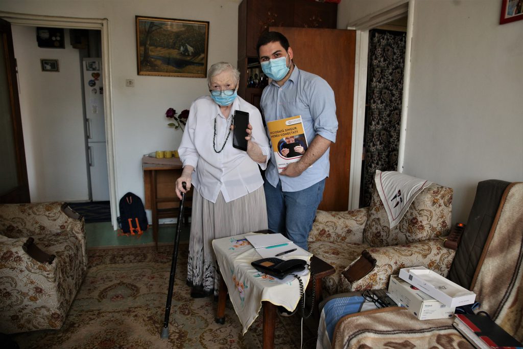 Primul selfie la 84 de ani. Tabletele, leac al singurătății pentru câțiva bătrâni din București: „E păcat să plec dincolo fără să învăț”