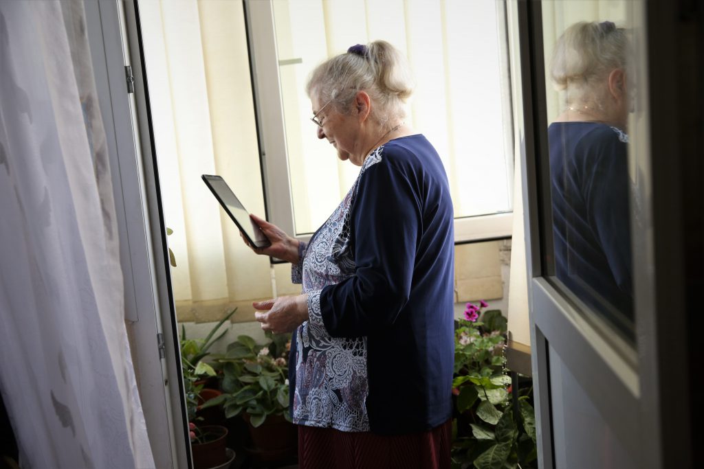 Primul selfie la 84 de ani. Tabletele, leac al singurătății pentru câțiva bătrâni din București: „E păcat să plec dincolo fără să învăț”